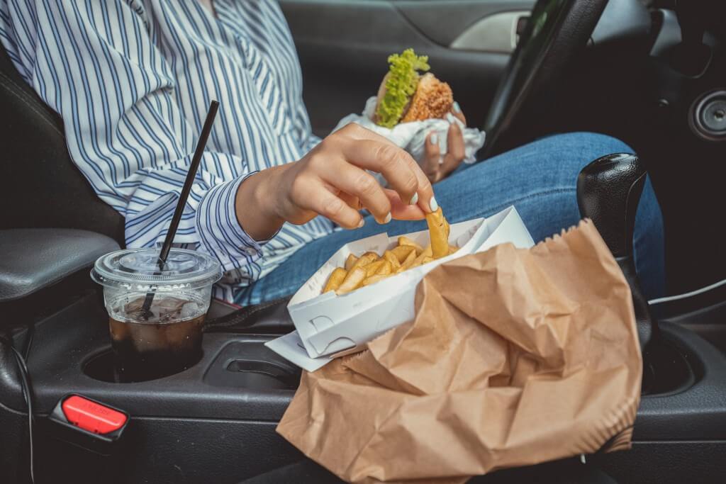đồ ăn là nguyên nhân gây mùi trên xe ô tô