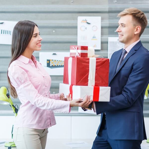 Mua quà tặng sếp nữ nên lưu ý điều gì_1