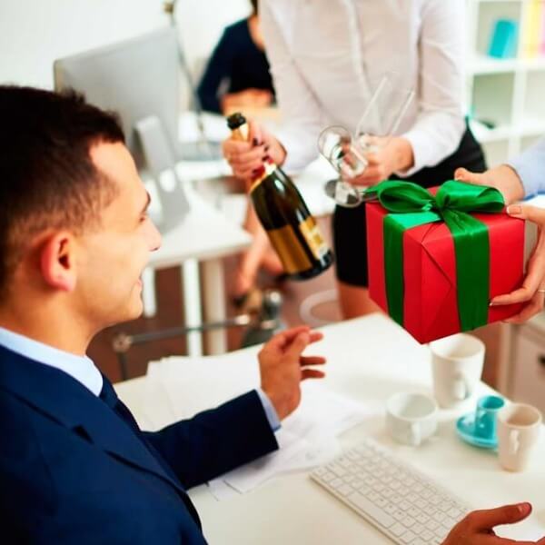 Những dịp đặc biệt để có thể mua quà tặng sếp nam_2