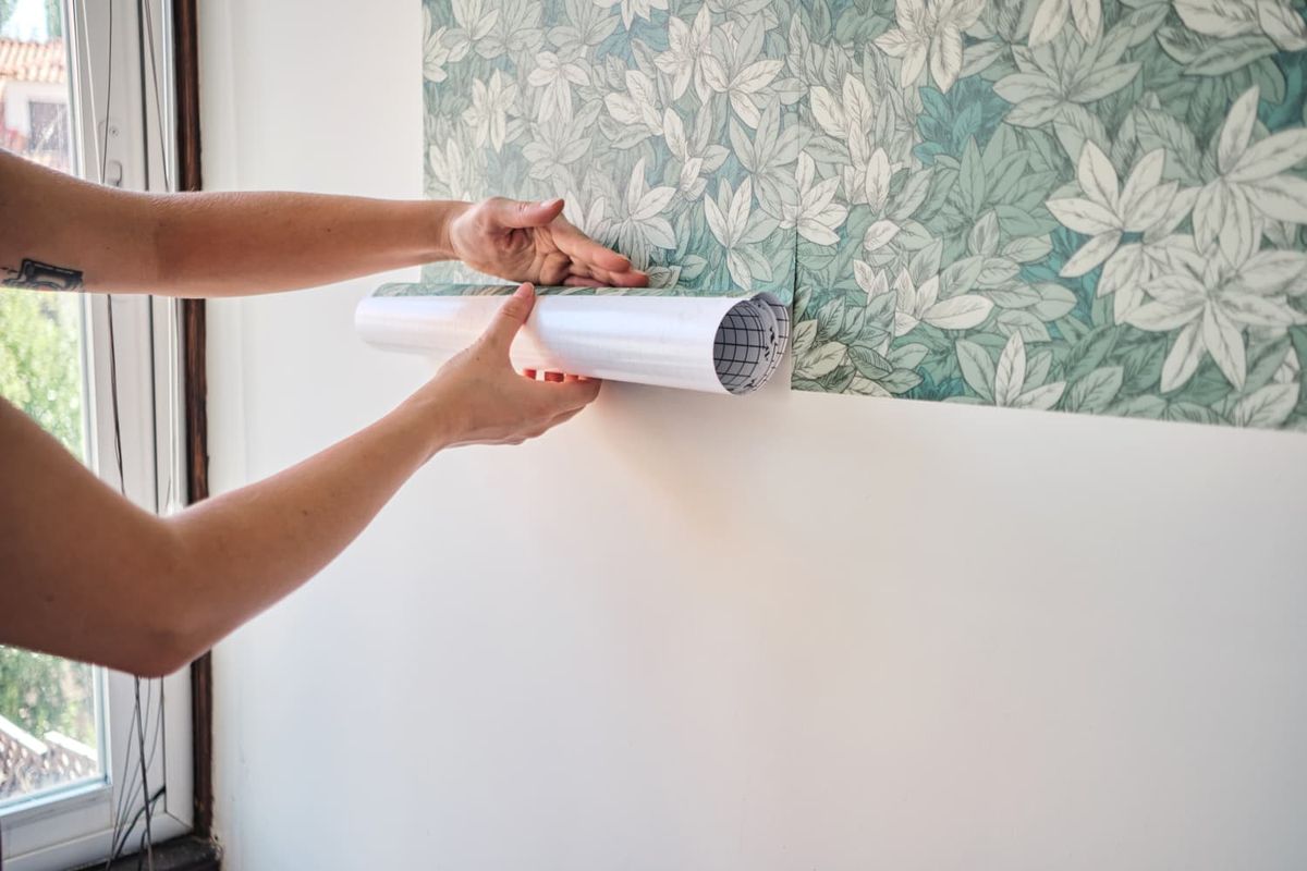 Có nên dùng giấy dán tường có keo sẵn không? 4 bước tự dán đẹp như thợ 4 Kỹ thuật cuốn chiếu khi thi công giấy dán tường có keo sẵn