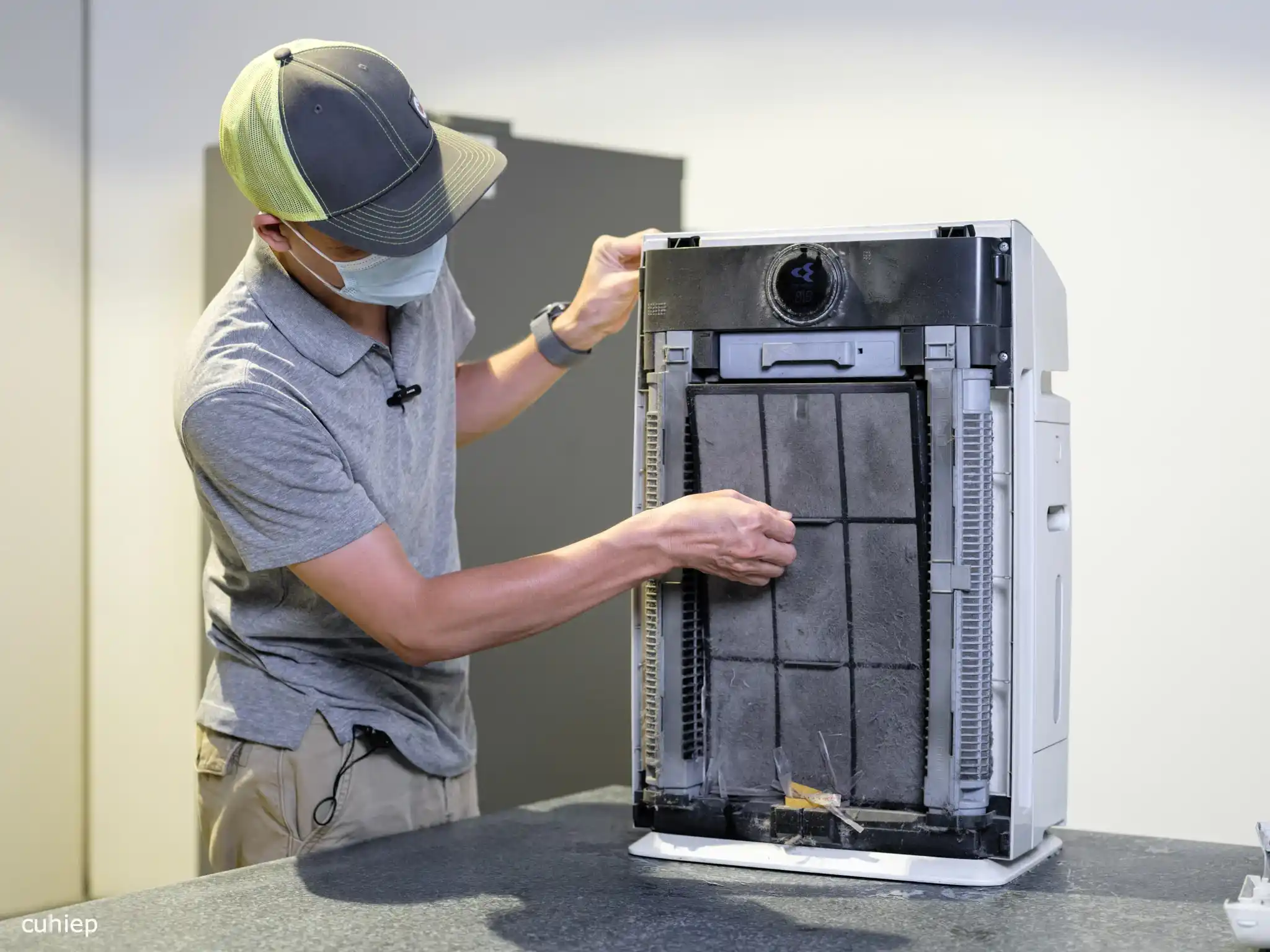 Cách hạn chế máy lọc không khí có mùi khét - vệ sinh lõi lọc thường xuyên