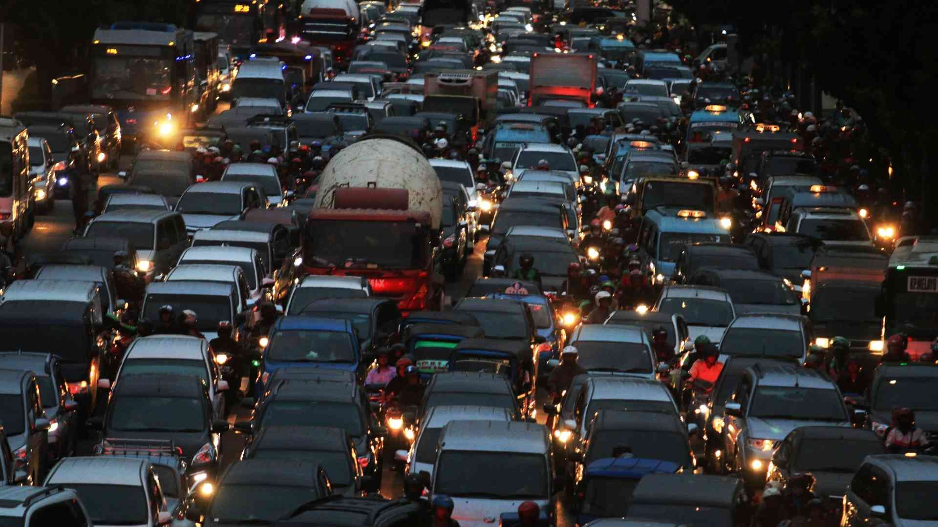 Tác Hại Của Ô Nhiễm Không Khí Do Giao Thông Vận Tải và 4 Giải Pháp Cần Thực Hiện 2 Mật độ phương tiện giao thông cao là một nguyên nhân dẫn đến ô nhiễm không khí do giao thông vận tải