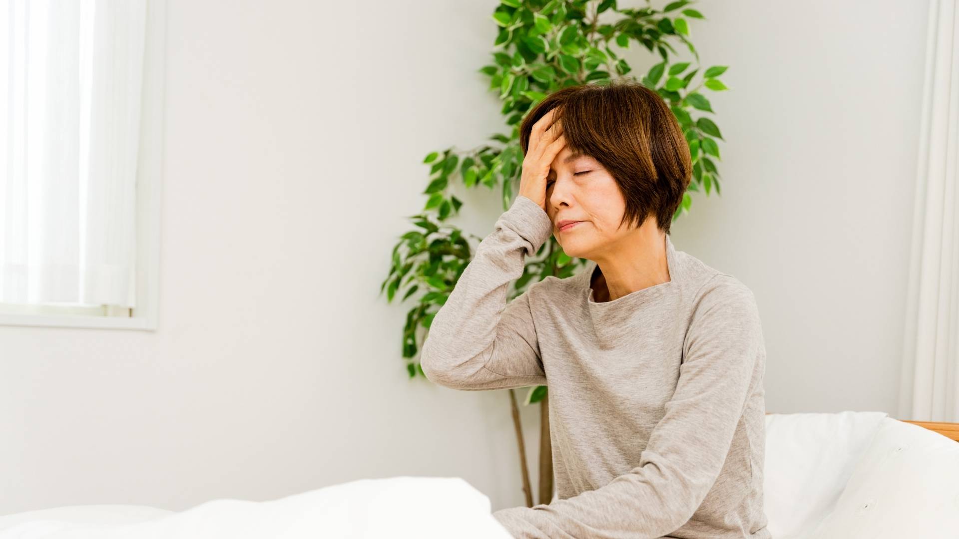 10 Dấu Hiệu Phòng Ngủ Thiếu Oxy & Giải Pháp Cải Thiện Ngay Lập Tức 2 Đau đầu khi thức dậy là dấu hiệu phòng ngủ thiếu oxy