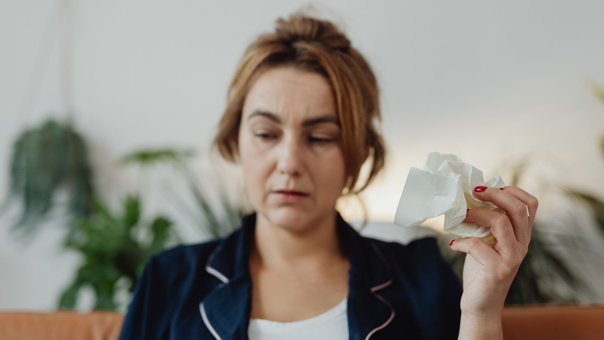 10 Dấu Hiệu Phòng Ngủ Thiếu Oxy & Giải Pháp Cải Thiện Ngay Lập Tức 3 Dấu hiệu phòng ngủ thiếu oxy dẫn đến tình trạng lo âu