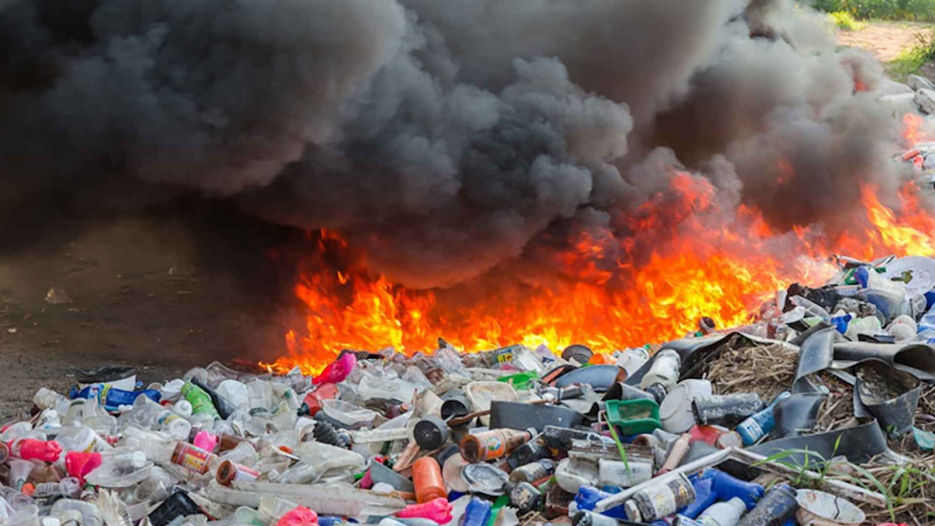 Chỉ số PM 2.5 Bao Nhiêu Là Tốt? Hướng Dẫn Chi Tiết Về Mức Độ An Toàn Của Bụi Mịn 2 Đốt rác gây ra ô nhiễm không khí và bụi mịn - Chỉ số PM 2.5 Bao Nhiêu Là Tốt