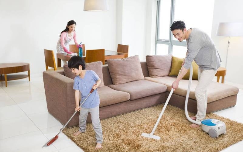 Các nguồn gây ô nhiễm không khí và giải pháp bảo vệ sức khỏe gia đình toàn diện 3 Vệ sinh nhà cửa định kì giúp giảm thiệt hại từ các nguồn gây ô nhiễm không khí