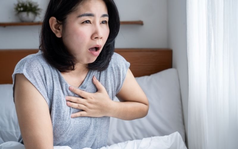 Kích ứng đường hô hấp: ho, rát họng, khó thở, tức ngực