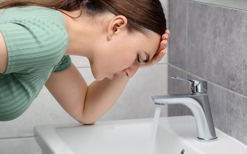 Hít mùi sơn nhiều có sao không? Gây buồn nôn