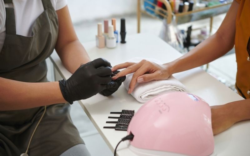 Mùi sơn móng tay có độc không?