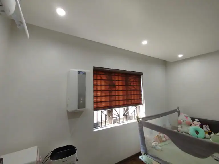 Nhà phố thường nhỏ hẹp và kín nên khả năng lưu thông không khí tự nhiên khá kém