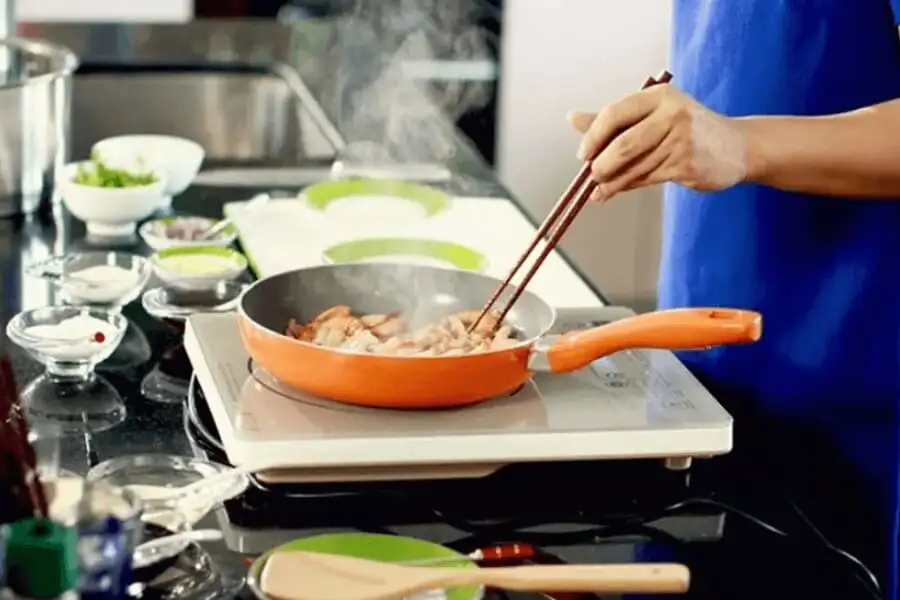 Cách khử mùi thức ăn trong bếp nhanh chóng và đơn giản 2 Nguyên nhân khiến mùi thức ăn trong bếp khó bay hết