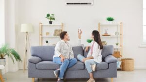 bật điều hoà trong phòng kín