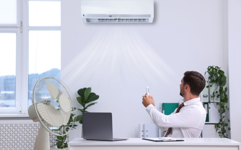 Có nên bật quạt trong phòng điều hoà không?