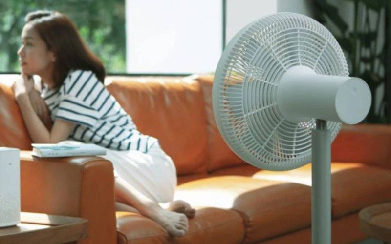 Bật quạt quá mạnh hoặc thổi trực tiếp vào người