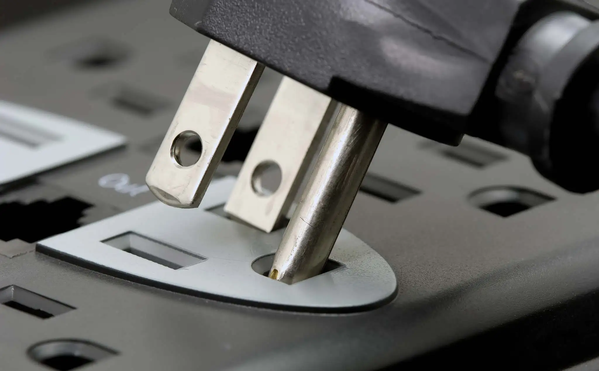 Sai lầm cắm trực tiếp thiết bị 110V vào nguồn 220V