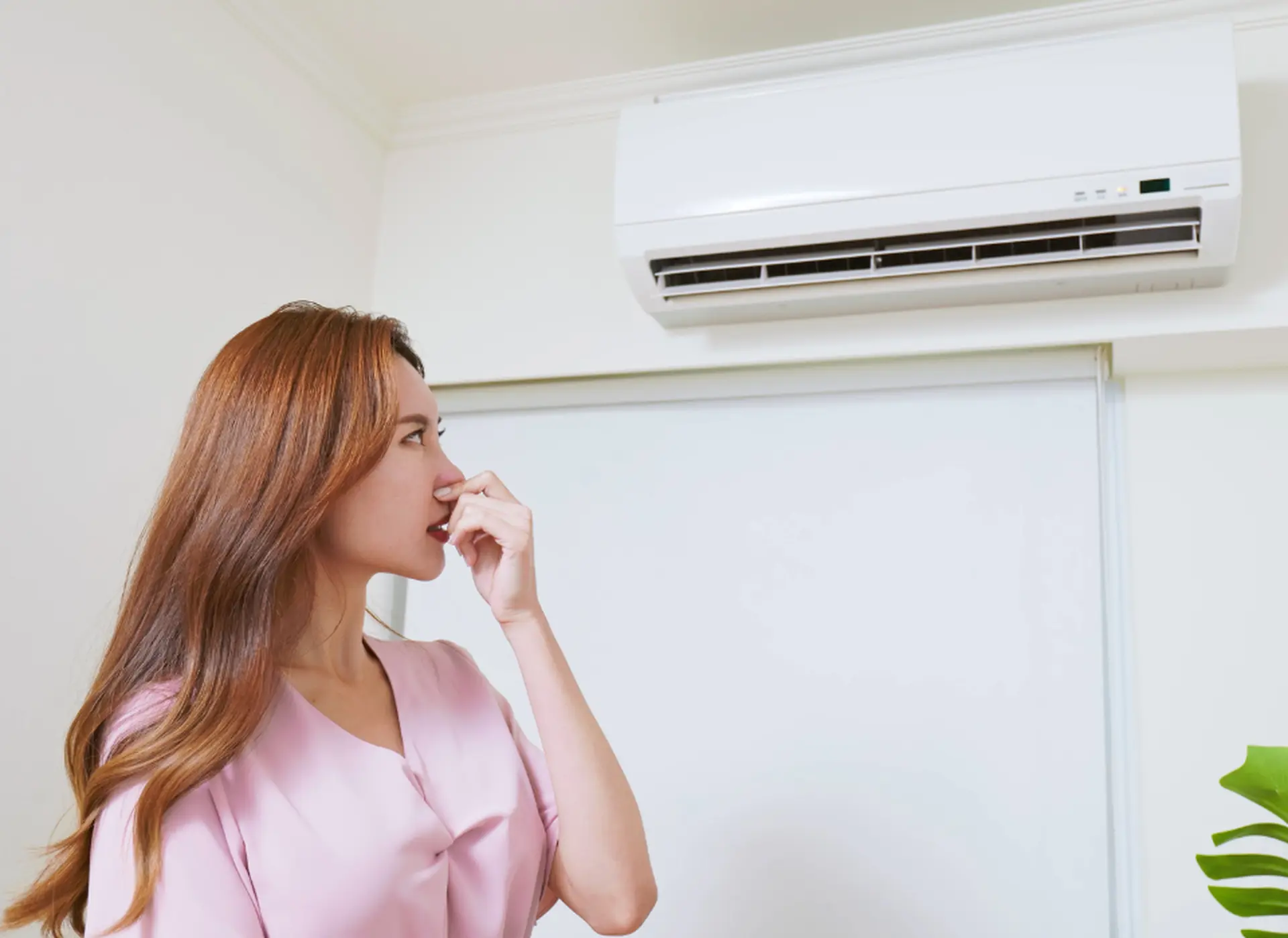 Mùi hôi từ máy lạnh trong phòng ngủ thường xảy ra ở những không gian kín, ít thông gió