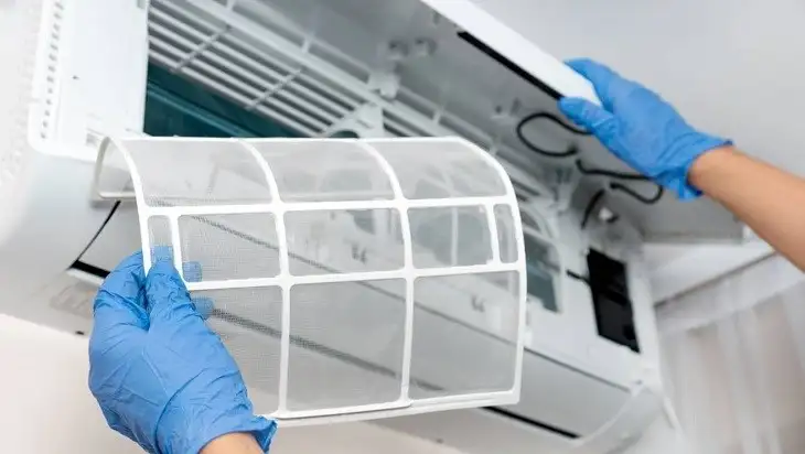 Khử mùi máy lạnh trong phòng ngủ bằng cách vệ sinh lưới lọc định kỳ