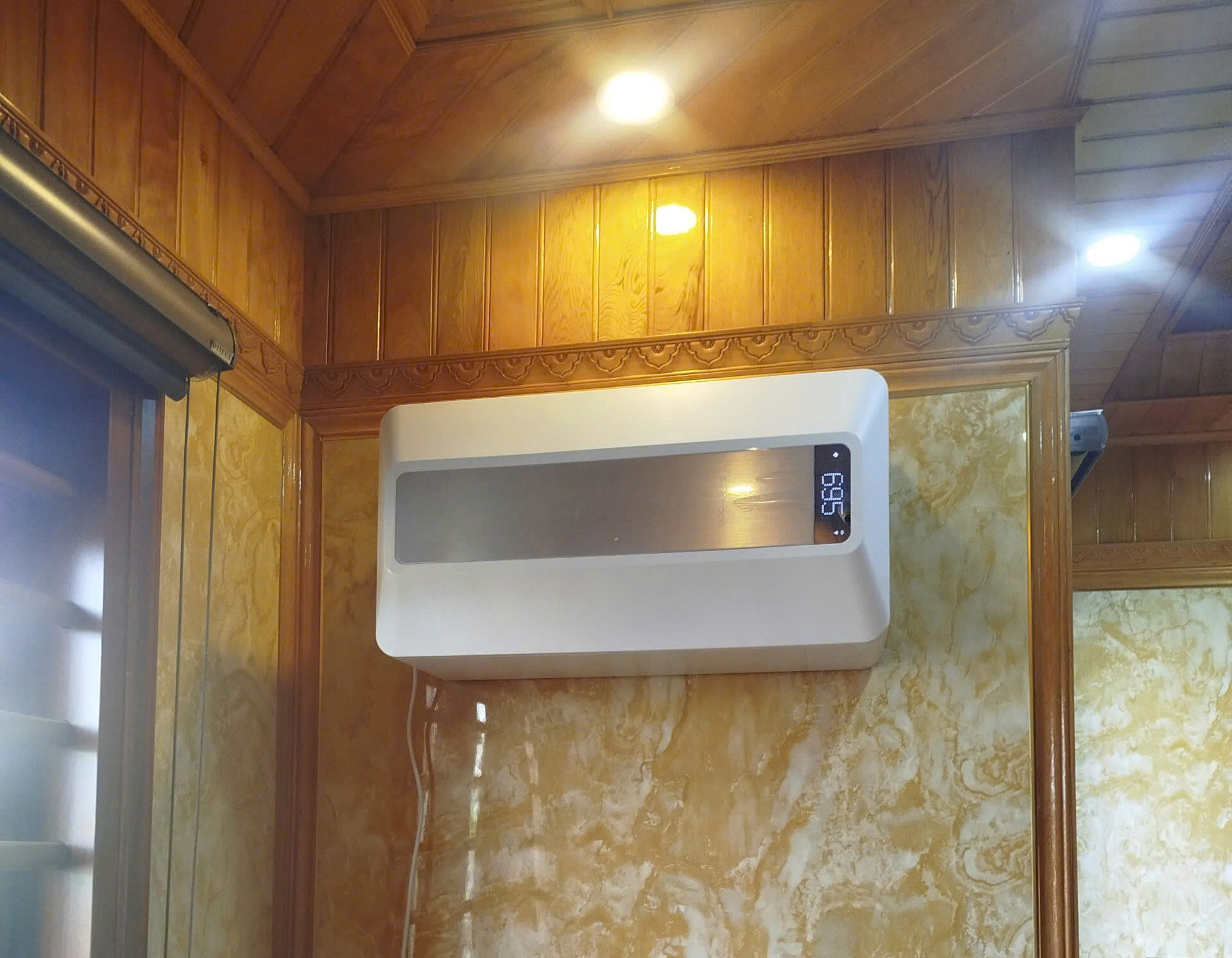 Máy cấp khí tươi đưa không khí sạch từ bên ngoài vào trong nhà, đồng thời lọc bỏ bụi mịn và các khí độc trước khi cấp vào không gian sống