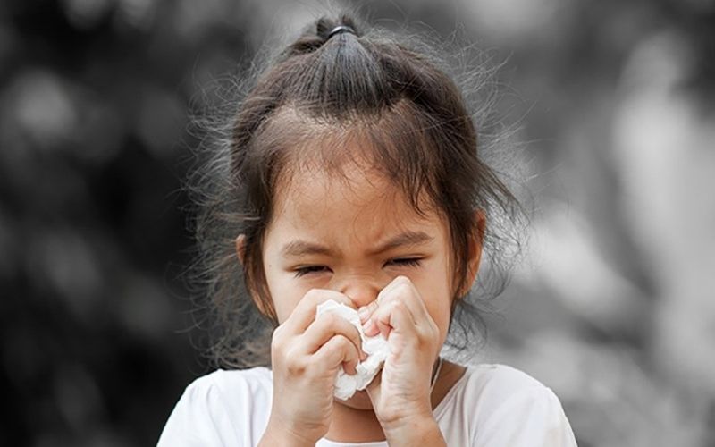 Trẻ bị viêm mũi do phòng kín: Tác hại của không khí tù đọng trong nhà 4 trẻ bị viêm mũi do phòng kín