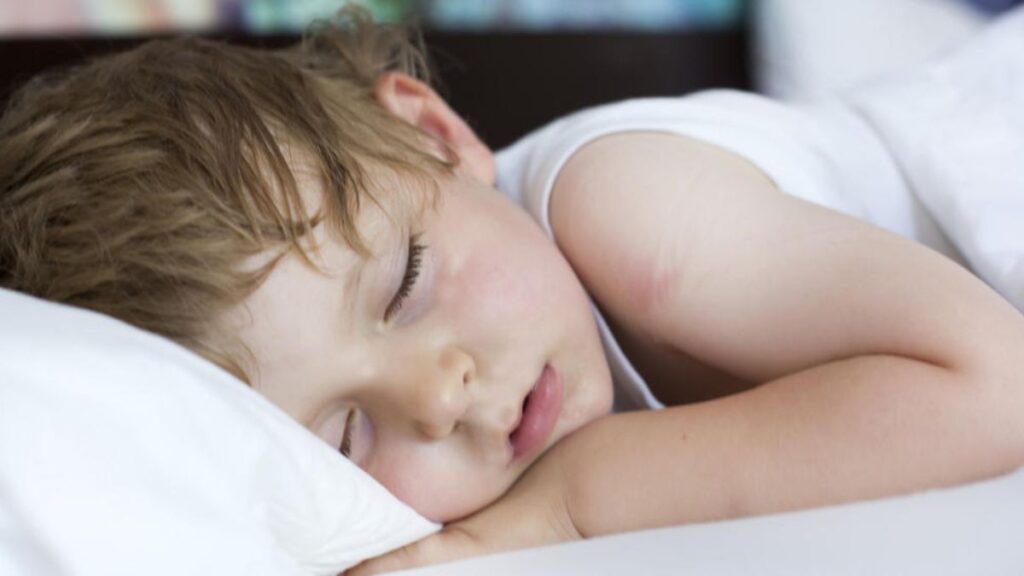 Trẻ em nghẹt mũi khó thở ban đêm: Giải pháp cải thiện không khí phòng ngủ 1 trẻ em bị nghẹt mũi khó thở khi ngủ