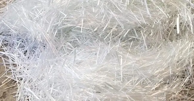 Bụi thủy tinh là các hạt nhỏ phát sinh trong quá trình cắt, mài, khoan hoặc sản xuất vật liệu thủy tinh