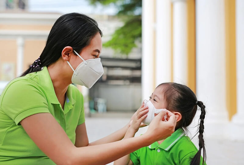 Đeo khẩu trang khi dọn dẹp hoặc ra ngoài