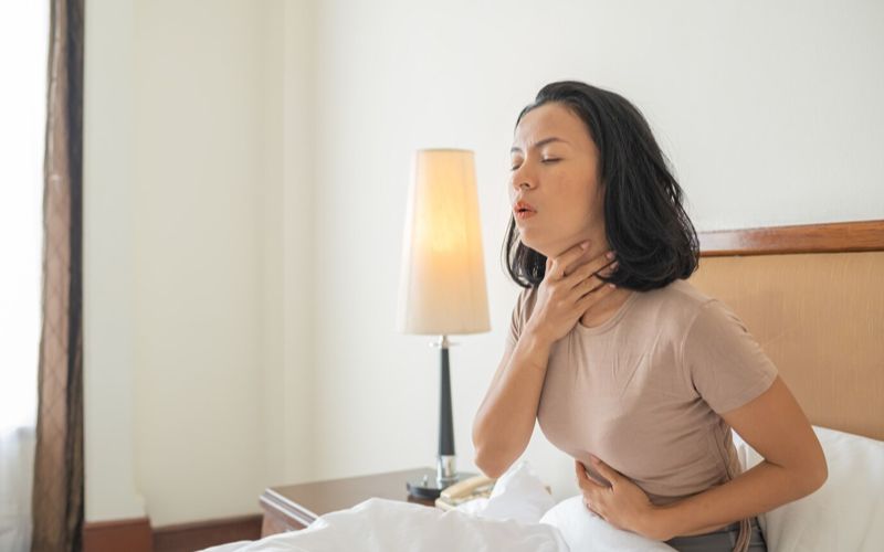 Vì sao nằm phòng điều hoà dễ bị khô họng?