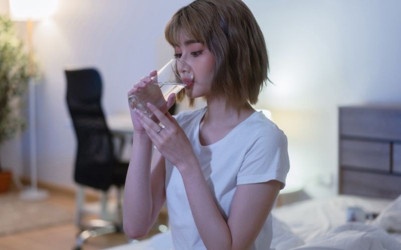Uống quá ít nước trước khi ngủ
