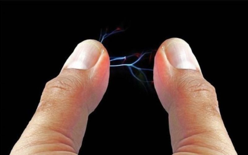 Vì sao nằm phòng điều hoà dễ bị tê nhẹ khi chạm chăn ga?