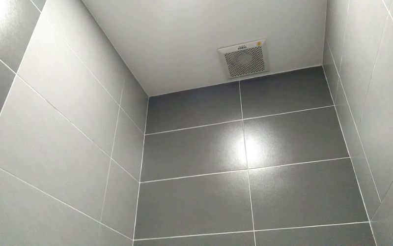 Quạt hút mùi nhà vệ sinh công suất bao nhiêu là phù hợp? Hướng dẫn chi tiết 6 Nên chọn quạt hút mùi âm trần hay gắn tường?