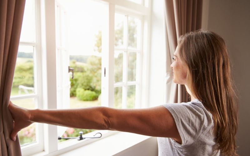 Tại sao phòng máy lạnh bị hôi khi đóng kín cửa? Nguyên nhân và cách phòng tránh 3 Mở cửa để lưu thông không khí